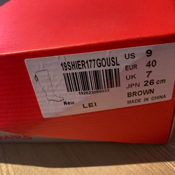 Brand New Never Worn Brown Knee High boots. Size 9 but fit is more like an 8 - Picture 4 of 4